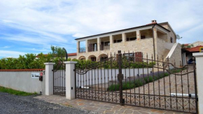 Spacious poolside villa with beautiful garden in Kringa